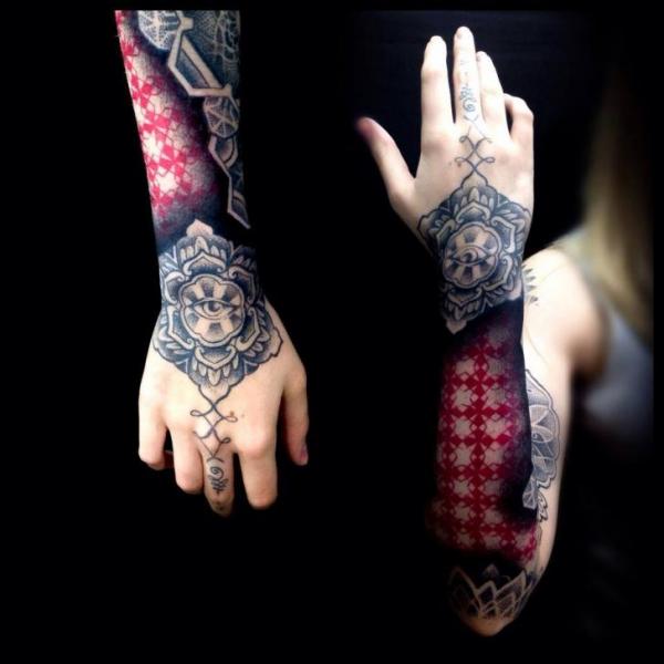 Tatuaje Brazo Dotwork por Silence of Art Tattoo Studio