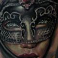 tatuaje Brazo Mujer Máscara por Silence of Art Tattoo Studio