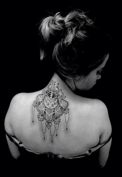 Tatuaje Espalda Dotwork Geométrico por Silence of Art Tattoo Studio