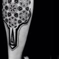Waden Dotwork Geometrisch tattoo von Silence of Art Tattoo Studio