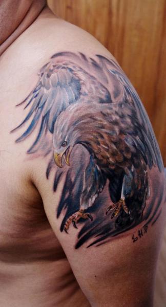 Tatuaje Hombro Realista Águila por Silence of Art Tattoo Studio
