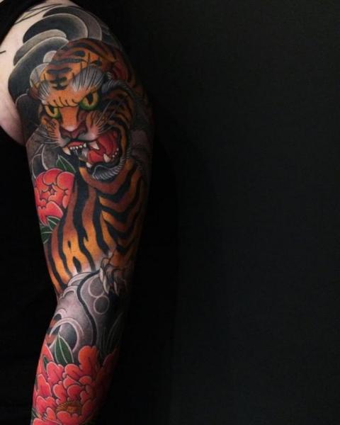 Tatuaje Brazo Japoneses Tigre por Ten Ten Tattoo
