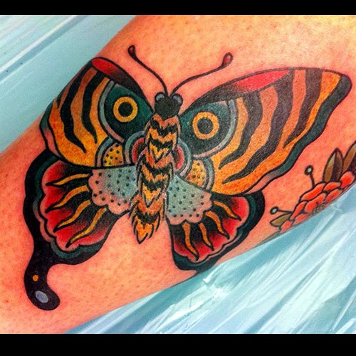 Tatouage Bras Old School Papillon par Ten Ten Tattoo