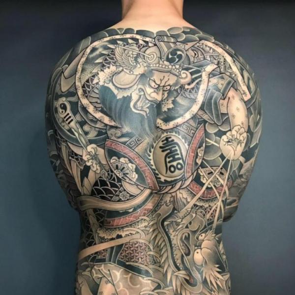 Tatuaje Japoneses Espalda Samurai Dragón por Ten Ten Tattoo