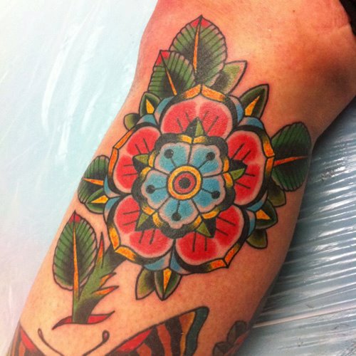 Tatouage Bras Old School Fleur par Ten Ten Tattoo