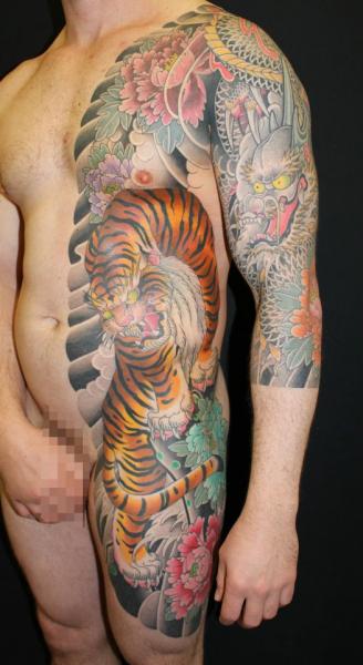 Tatuaje Brazo Lado Japoneses Tigre por Ten Ten Tattoo