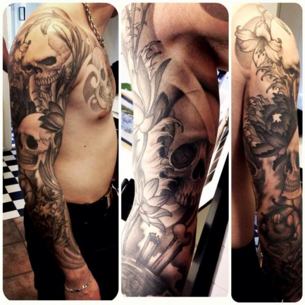 Arm Realistische Totenkopf Tattoo von Gallon Tattoo