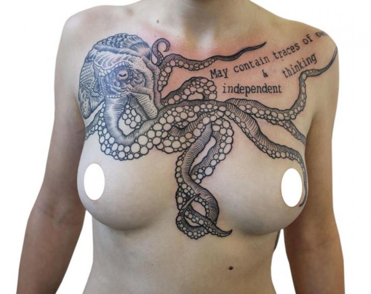 Realistische Brust Oktopus Tattoo von Gallon Tattoo
