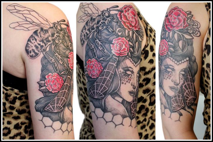 Плечо Фэнтези Женщина Пчела татуировка от Gallon Tattoo