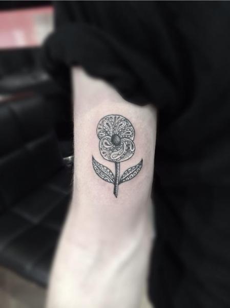 Arm Blumen Dotwork Tattoo von Top Gun Tattooing