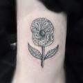 Arm Blumen Dotwork tattoo von Top Gun Tattooing