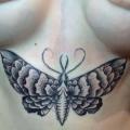 tatuaje Mariposa Vientre Dotwork por Top Gun Tattooing
