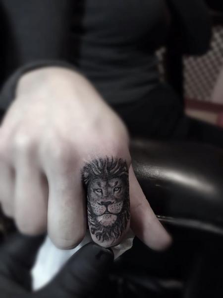 รอยสัก นิ้วมือ สิงโต โดย Top Gun Tattooing