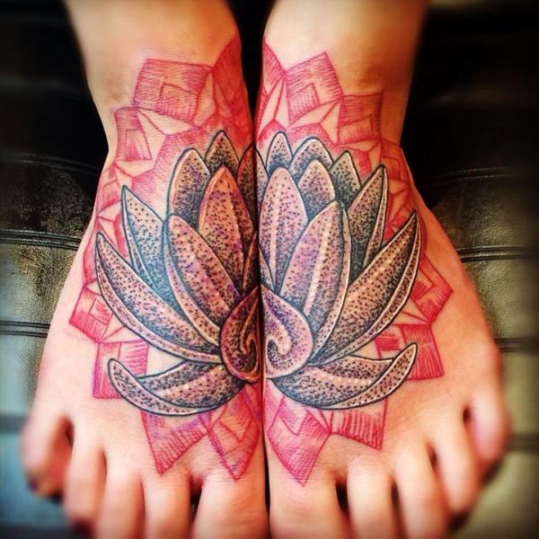 Fuß Blumen Geometrisch Tattoo von Top Gun Tattooing