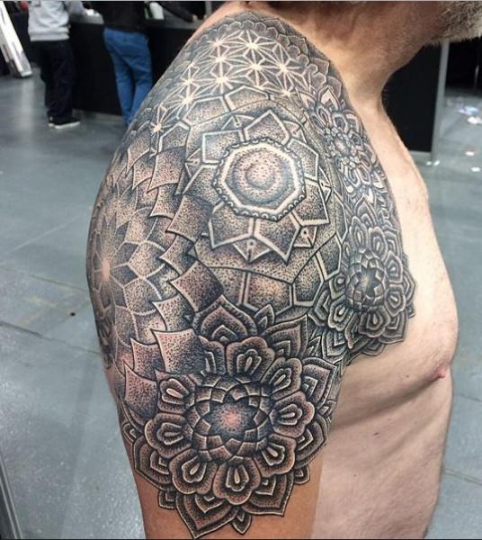 Tatuaje Hombro Dotwork por Top Gun Tattooing
