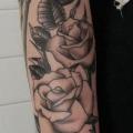 tatuaje Brazo Flor Rosa por Providence Tattoo studio