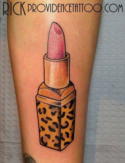 Tatuaje Brazo Lápiz Labial por Providence Tattoo studio