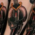tatuaje Brazo Old School Cráneo Daga por Providence Tattoo studio