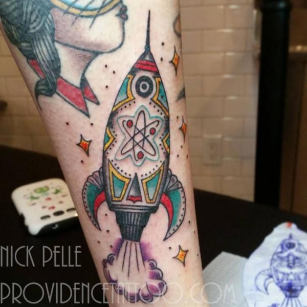 Tatuaje Brazo Old School Cohete por Providence Tattoo studio