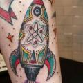 tatuaje Brazo Old School Cohete por Providence Tattoo studio