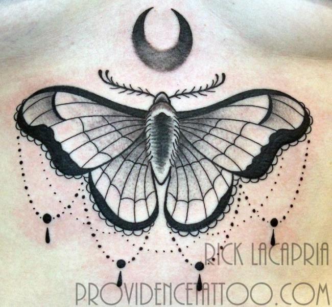 Schmetterling Bauch Tattoo von Providence Tattoo studio