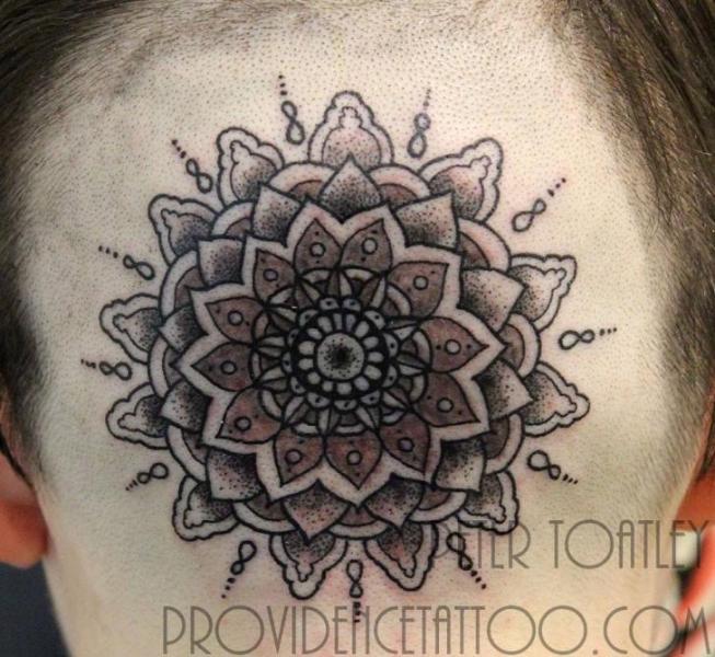 頭部 幾何学的 タトゥー よって Providence Tattoo studio