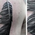 tatuaje Hombro Pluma por Providence Tattoo studio