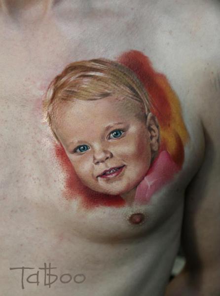 Tatuaje Retrato Realista Pecho Niño por Valentina Riabova