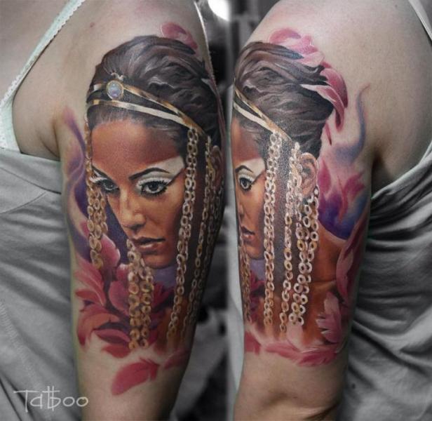 Tatuaggio Spalla Ritratti Realistici di Valentina Riabova