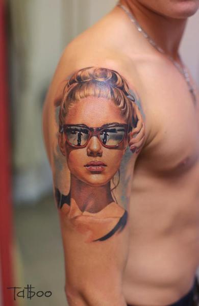 Tatuaggio Spalla Ritratti Realistici Donne di Valentina Riabova
