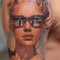 tatuaje Hombro Retrato Realista Mujer por Valentina Riabova