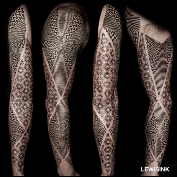 รอยสัก แขน Dotwork เรขาคณิต โดย Lewis Ink