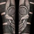tatuaje Brazo Cráneo Dotwork por Lewis Ink