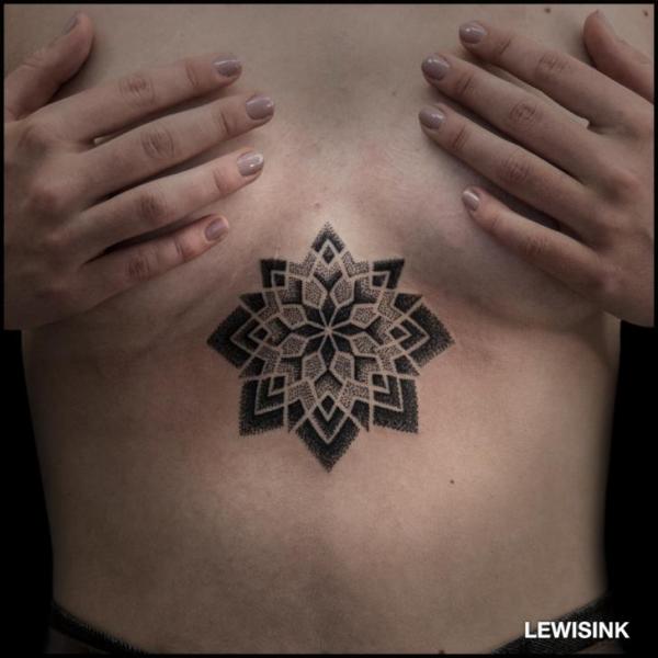Tatuaggio Pancia Dotwork di Lewis Ink