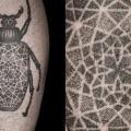 tatuaggio Polpaccio Scarabeo Dotwork di Lewis Ink