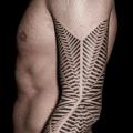 tatuaje Brazo Dotwork por Lewis Ink