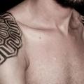 Schulter Dotwork tattoo von Lewis Ink