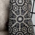 tatuaje Brazo Dotwork Geométrico por Vienna Electric Tattoo
