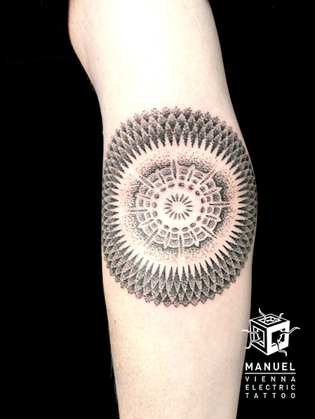 Tatuaggio Braccio Dotwork di Vienna Electric Tattoo