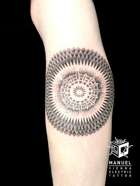 รอยสัก แขน Dotwork โดย Vienna Electric Tattoo