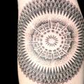 tatuaggio Braccio Dotwork di Vienna Electric Tattoo
