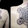 tatuaje Espalda Dotwork Geométrico por Vienna Electric Tattoo