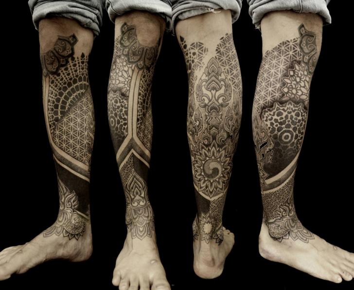 Tatuaje Ternero Pierna Dotwork Geométrico por Vienna Electric Tattoo