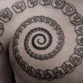 tatuaje Hombro Pecho Espiral por Vienna Electric Tattoo