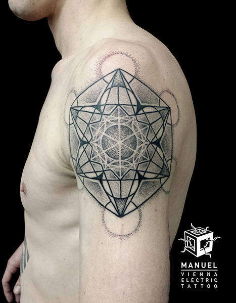 Tatouage Épaule Dotwork par Vienna Electric Tattoo