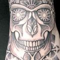 tatuaje Pie Cráneo Dotwork por Vienna Electric Tattoo