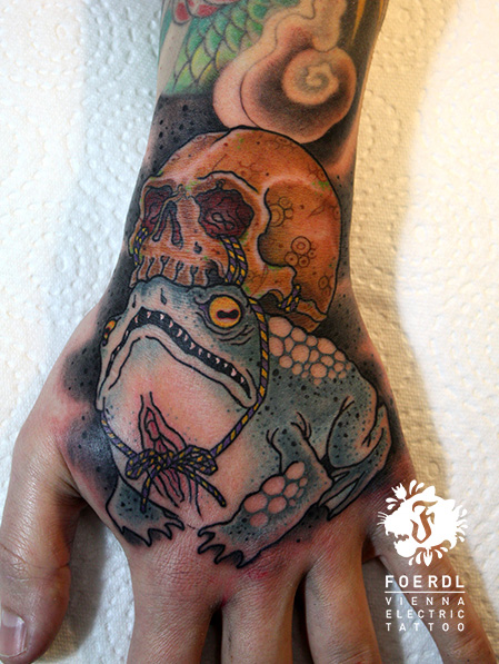 Totenkopf Hand Frosch Tattoo von Vienna Electric Tattoo