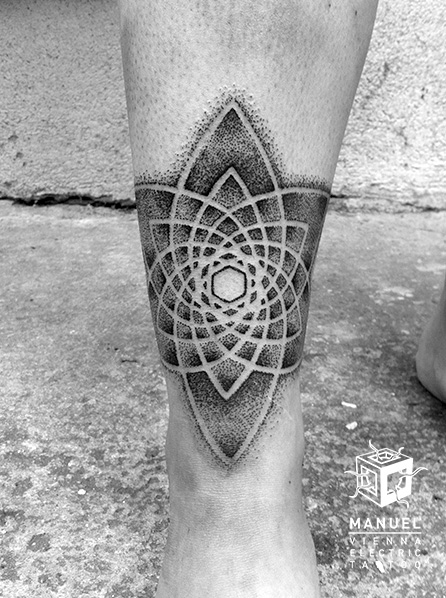 Tatuaje Pierna Dotwork Geométrico por Vienna Electric Tattoo