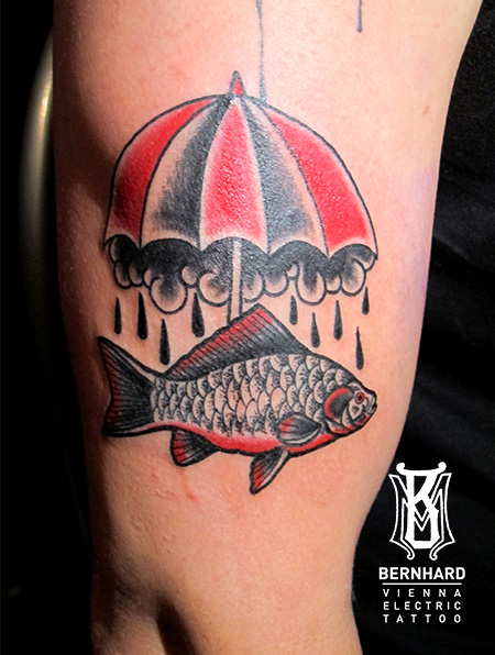 Old School Bein Fisch Regenschirm Tattoo von Vienna Electric Tattoo