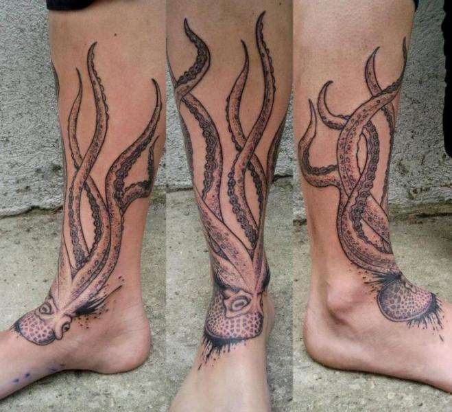 Fuß Bein Dotwork Oktopus Tattoo von Vienna Electric Tattoo